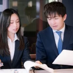 退職代行ナビの広告掲載について相談するスーツ姿のビジネスパーソンたち